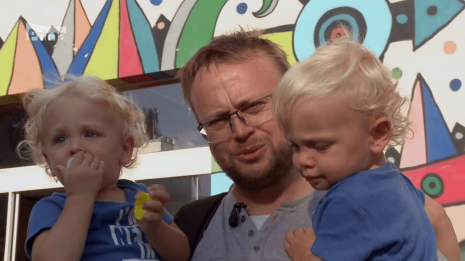 Rodina obchodního zástupce Ladislava Čermáka (36) a Sabiny Fleišingerové (38) žije v Ořechově nedaleko Brna. Hlavní náplní jejich rodiny jsou 16 měsíční dvojčata Viktor a Kryštof.